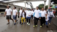 Bakal calon gubernur DKI Jakarta Sandiaga Uno dan istri Nur Asia Uno bersama ratusan warga Jakarta Utara melakukan kegiatan jalan sehat Keluarga Sandi Hati Rakyat, di kawasan Gelanggang Remaja Jakarta Utara, Sabtu (26/03/2016).