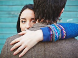 Salon Ini Tawarkan Jasa Pelukan, Banyak Orang yang Ingin Di-Puk-puk