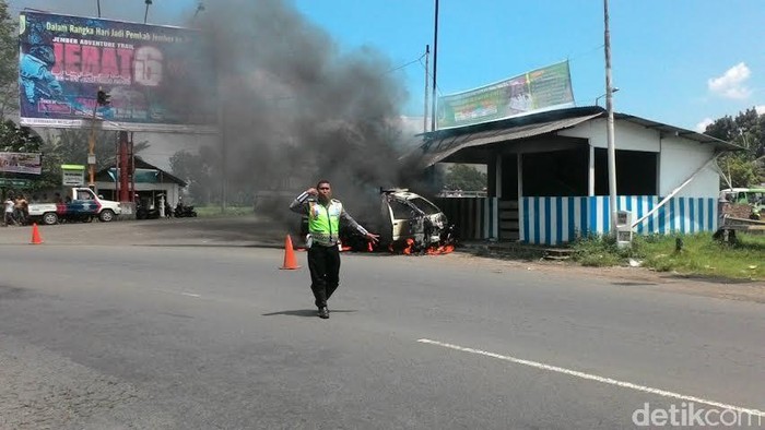 Mobil Pikap Terbakar Usai Tabrak Pos Polisi