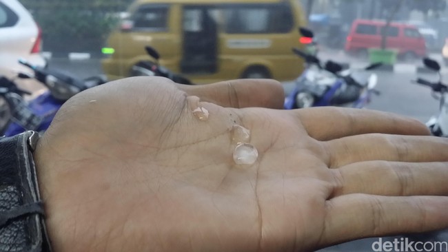 Hujan Es Ekstrem dari Arab Saudi hingga Papua