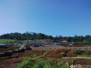 Hidup Berdampingan dengan Rumah Jenazah di Perbukitan