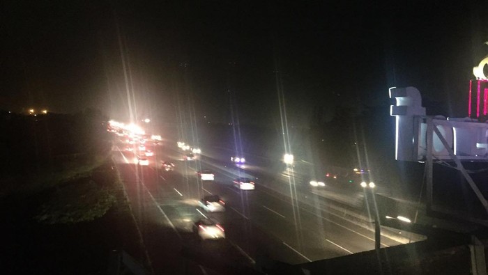 Tol Cikampek Lancar Setelah KM 42, Kendaraan Diimbau Tak Berhenti di Rest Area