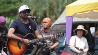 Penyanyi Glen Fredly sempat mengisi acara ibadah dengan menyanyikan lagu.