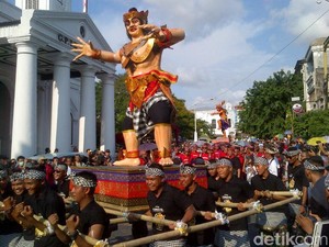 Serunya Ketika Raksasa dan Dewa Khrisna Melintas di Gereja Blenduk