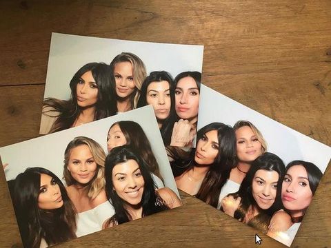 Chrissy Teigen Rela Rahimnya 'Dipinjam' Kim Kardashian