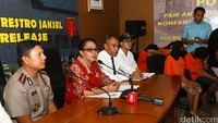 Saat ini Polres Jaksel mengembangkan apakah ada sindikat, karena salah satu korban bernama W berkata bahwa dia merupakan 4 bersaudara, dan saudaranya terpisah-pisah tempat, ujar Yohana.