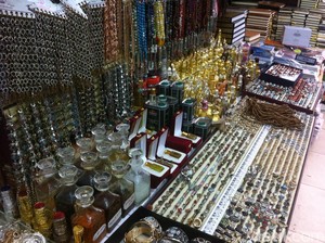 Belanja Produk Kelas Emperan Hingga Butik di Area Perhotelan Madinah