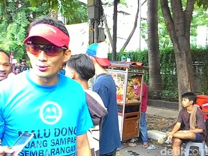 Sandiaga Uno Lakukan Aksi Memungut Sampah di Arena Car Free Day