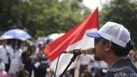Glen menyanyikan sejumlah lago rohani.