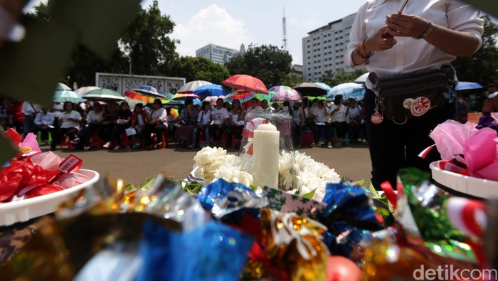 Paskah di Depan Istana Negara Sekitar 100 jemaat dari gereja GKI Yasmin Bogor dan HKBP Filadelfia Bekasi, Jawa Barat, merayakan Paskah di depan Istana Negara, Jakarta Pusat, Minggu (27/3).