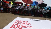 Teriknya matahari di tepi Silang Monas siang itu tak menyurutkan niat jemaat tersebut merayakan ibadah Paskah dengan khitmat.