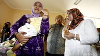 Mensos menggendong salah satu bayi yang menjadi korban sindikat eksploitasi anak.