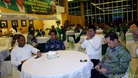Hamdan Zoelva berbincang dengan Djan Faridz.