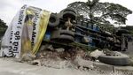 Truk Muat Kayu Terguling