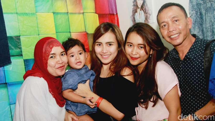 Happy Family Bahagianya Ayu Ting Ting Bersama Keluarga Happy Family Bahagianya Ayu Ting Ting Bersama Keluarga