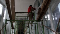 Seorang pekerja melakukan proses renovasi staiun Maja, Senin, (28/03/2016). Al Fanny Panestika/detikcom.
