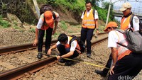 Beberapa petugas mengukur rel kereta api. Pool/Al Fanny Panestika/detikFoto.
