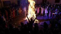Hari pertama dikenal sebagai Holika Dahan. Ada ritual pembakaran iblis Holika di depan api unggun yang dianggap sebagai pembawa kemalangan (Akhtar Soomro/Reuters)