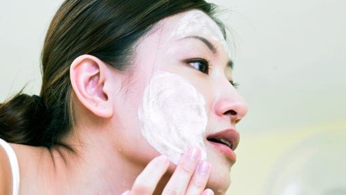 Ilustrasi wanita cuci muka. Foto: Thinkstock Ilustrasi wanita cuci muka. Foto: Thinkstock
