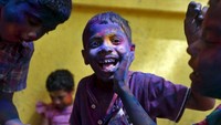 Baik remaja hingga anak-anak, semua tidak mau ketinggalan mengikuti Festival Holi. Keriaan tampak dari warna-warni yang ada di badan mereka (Shailesh Andrade/Reuters)