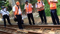Beberapa petugas memeriksa sambungan rel kereta api. Pool/Al Fanny Panestika/detikFoto.