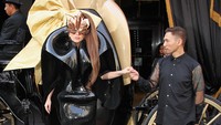 Pada tahun 2012 pemilik album Born This Way itu tampil dengan busana serba hitam dan penutup muka yang senada dengan warna rambutnya di lunching parfum miliknya tersebut. Rob Kim/Getty Images/detikFoto.