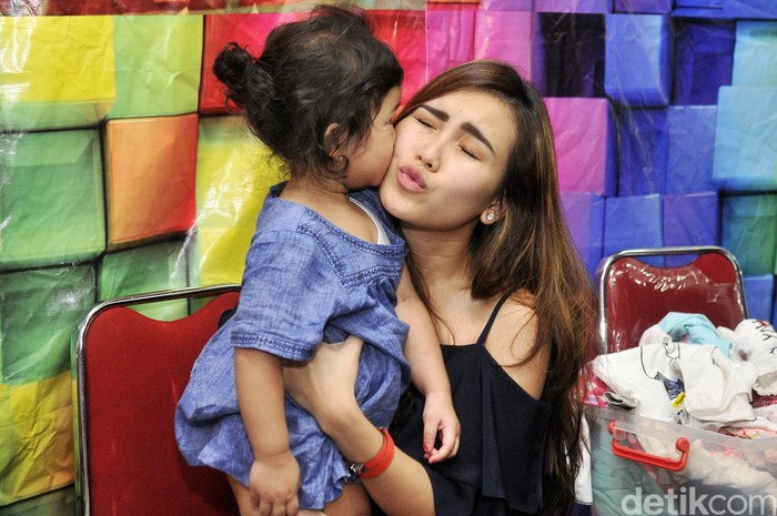 Duh! Ada Potongan Lego yang Masuk ke Hidung Anak Ayu Ting Ting