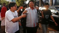 Nizar Zahro berjalan sambil memberikan keterangan kepada wartawan.