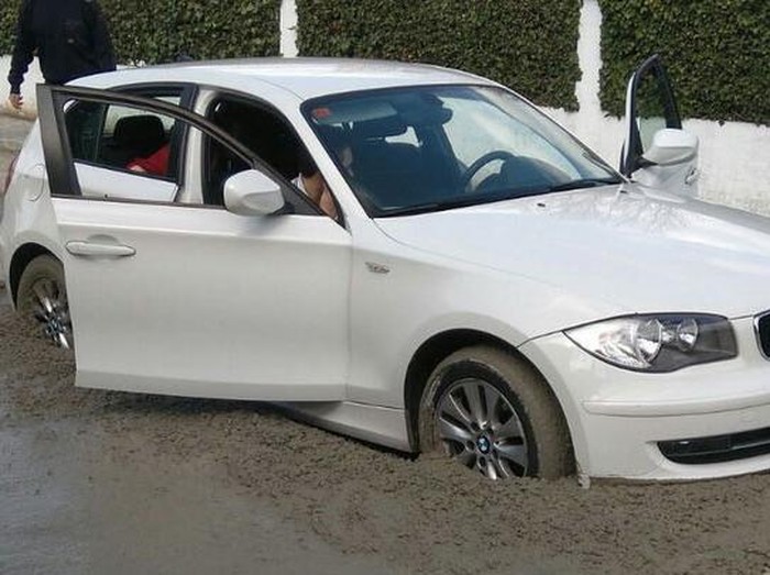 Duh, Mobil BMW Ini Terjebak di Semen Basah