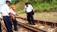 Beberapa petugas memeriksa rel ganda, Senin (28/3/2016). Pool/Al Fanny Panestika/detikFoto.