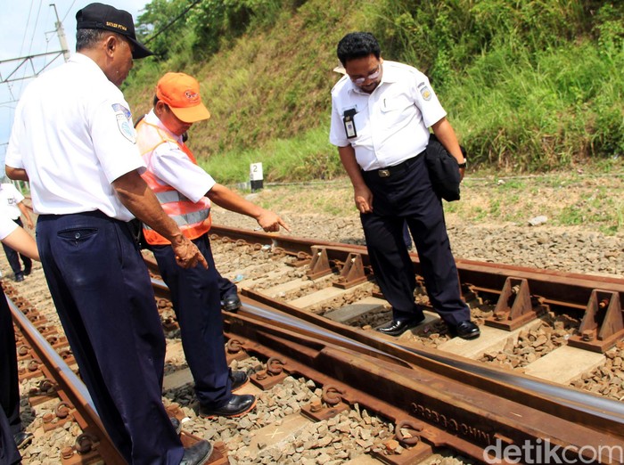 PT KAI dan Direktorat Jenderal Perkeretaapian Kementerian Perhubungan memeriksa rel ganda dari Stasiun Tigaraksa-Maja. Beberapa bantalan rel ditemukan rusak.