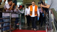 SM Hartono keluar gedung KPK usai menjalani pemeriksaan.