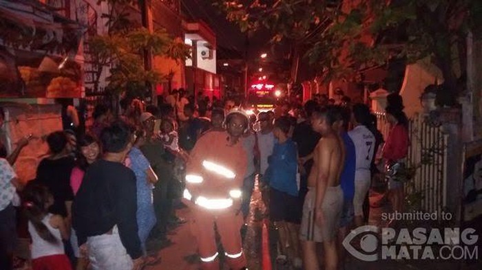 Diduga Korsleting Listrik, Rumah Dua Lantai di Koja Terbakar