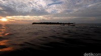 Pulau tabuhan yang memiliki luas sekitar 4 hektar tersebut, memiliki sunrise yang menawan. Febri Angga Palguna/detikFoto.