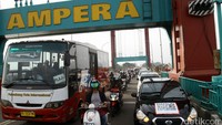 Melintas jembatan Ampera dan melihat kawasan Jakabaring.