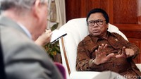 Oesman Sapta memberikan penjelasan kepada Antonio Correa Barbosa.