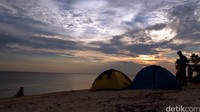 Sejumlah wisatan rela bermalam di pulau tersebut menanti sang mentari menyapa. Febri Angga Palguna/detikFoto.
