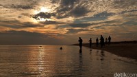Pesona keindahan matahari terbit di Pulau Tabuhan, Minggu (27/03/2016). Febri Angga Palguna/detikFoto.