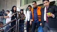 Tri Satya Santosa keluar gedung KPK usai menjalani pemeriksaan lanjutan.