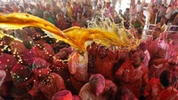 Pada hari kedua atau Rangwali Holi, barulah masyarakat India berpesta dengan cara melemparkan bubuk warna-warni ke siapa pun. Baik teman, keluarga, orang asing hingga wisatawan. Meriah! (Amit Dave/Reuters)
