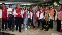 Sebanyak 31 siswa SMP dari Labschool Cibubur yang memenangkan kejuaraan lomba Dancing Catalonia 2016 tiba di Bandara Soekarno-Hatta, Minggu (27/3/2016).