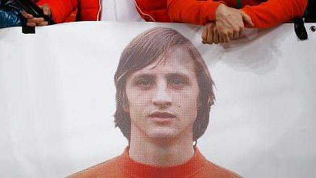 AMSTERDAM, NETHERLANDS - MARCH 25: Dutch fans display a picture of Johan Cruyff of Netherlands prior to the International Friendly match between Netherlands and France at Amsterdam Arena on March 25, 2016 in Amsterdam, Netherlands.  (Photo by Dean Mouhtaropoulos/Getty Images)