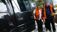 Dua anggota anggota DPRD Banten, Tri Satya Santosa dan SM Hartono tiba di gedung PKK untuk menjalani pemeriksaan lanjutan.