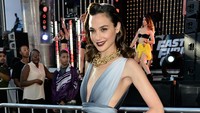 Dengan mengenakan dress gaun berwarna ombre, Gal Gadot curi perhatian di premiere Fast & Furious 6 di California, Amerika Serikat pada 21 Mei 2013. Frazer Harrison/Getty Images/detikFoto.
