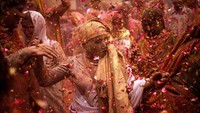 Tahun 2016 merupakan kali pertama para janda diperbolehkan untuk mengikuti Festival Holi. Di daerah seperti Vrindavan di Uttar Pradesh misalnya, ribuan janda tampak gembira menyambut Festival Holi 2016 (Anindito Mukherjee/Reuters)