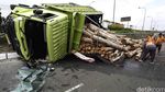 Truk Muat Kayu Terguling