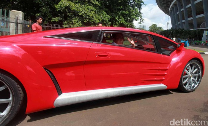 Dahlan Iskan menjajal mobil Tucuxi warna merah di kompleks Gelora Bung Karno (GBK), Jakarta, Minggu (13/12/2012). Ia terlihat sangat senang dan tidak lepas dari senyum lebarnya saat menjajal mobil seharga Rp1,5 miliar tersebut. (Ari Saputra/detikcom). File/detikfoto.
