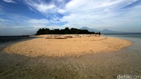 Pulau Tabuhan merupakan salah satu tempat wisata unggulan yang menjadi tujuan favorit wisatawan. Febri Angga Palguna/detikFoto.
