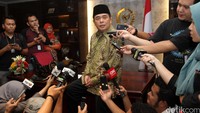 Ade Komarudin menjawab sejumlah pertanyaan wartawan.