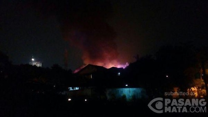 Gudang Percetakaan di Ciputat Terbakar, Warga Menyelamatkan Diri